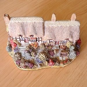 Anne Hathaway 1989 Liliput Lane cottage